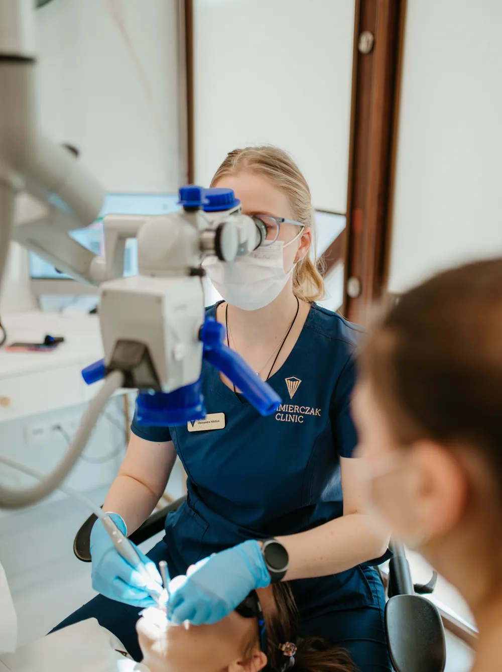 Lekarka Kazimierczak Clinic przy mikroskopie stomatologicznym