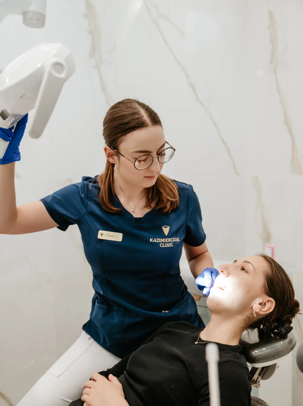 Higienistka Kazimierczak Clinic przygotowuje pacjentkę do zabiegu